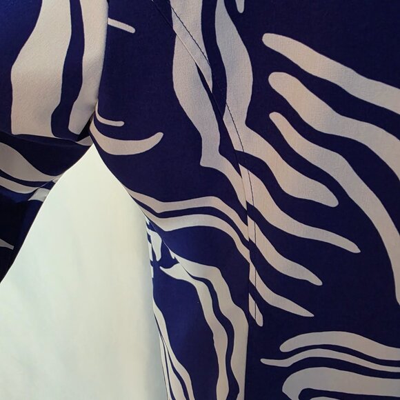 Zenergy by Chico's White and Royal Blue Jacket with zipper at front    T574 - Picture 10 of 11